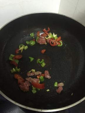 再依次加入少许鲜酱油、料酒和少许盐，翻炒3-5分钟，至蔬菜和牛肉炒熟