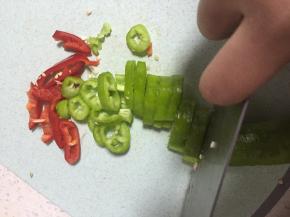 准备青椒、红椒，洗干净，切条