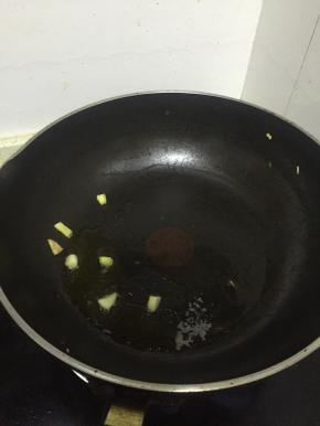锅里倒入橄榄油，加热，放入葱姜蒜爆香