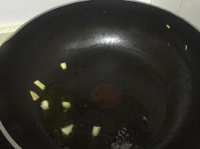 锅里倒入橄榄油，加热，放入葱姜蒜爆香