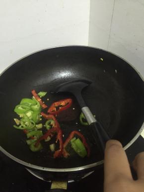 加入青椒、红椒翻炒2-3分钟，至变软