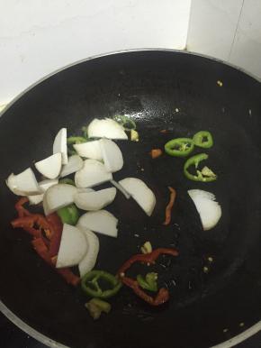 倒入杏鲍菇，继续翻炒，3-5分钟