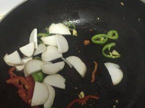 倒入杏鲍菇，继续翻炒，3-5分钟