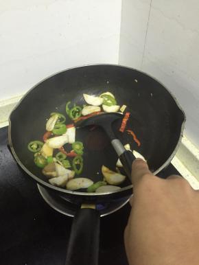 加入少量水，再依次加入少许鲜酱油、料酒和少许盐，翻炒3-5分钟