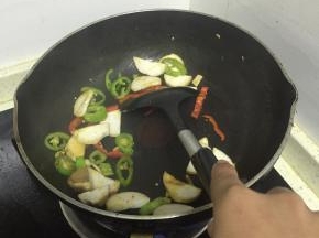 加入少量水，再依次加入少许鲜酱油、料酒和少许盐，翻炒3-5分钟