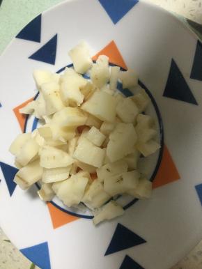 将莲藕去皮，切丁