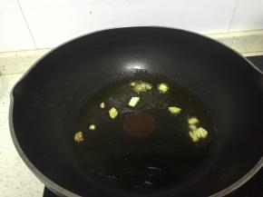 锅里倒入橄榄油，加热，放入葱姜蒜爆香