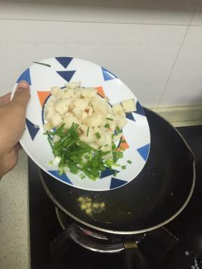 加入藕丁翻炒2-3分钟，至变色