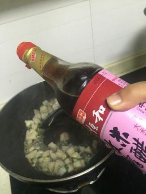 加入水，依次加入少许醋、鲜酱油、料酒和少许盐，翻炒3-5分钟