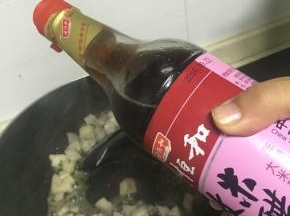 加入水，依次加入少许醋、鲜酱油、料酒和少许盐，翻炒3-5分钟