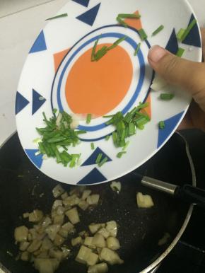 加入小葱段翻炒均匀，1-2分钟