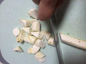 准备铁棍山药，去皮，洗干净，滚刀切成块