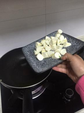 锅内加入橄榄油，烧热，倒入铁棍山药