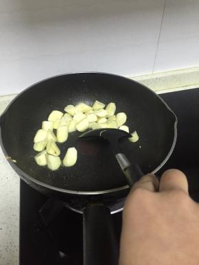 快速翻炒3分钟左右，加入一点鲜酱油，至山药微变色