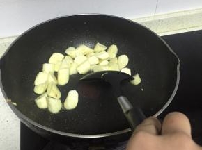 快速翻炒3分钟左右，加入一点鲜酱油，至山药微变色