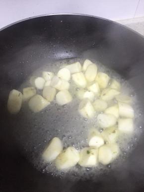 锅里倒入少量水，煮至山药变熟变软，约5分钟左右