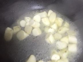 锅里倒入少量水，煮至山药变熟变软，约5分钟左右