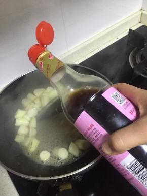 待变软后，加入少量糖、盐、醋，翻炒2分钟左右