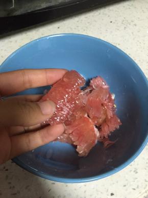 准备红柚子，洗干净，剥皮，将瓤掰碎