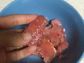 准备红柚子，洗干净，剥皮，将瓤掰碎