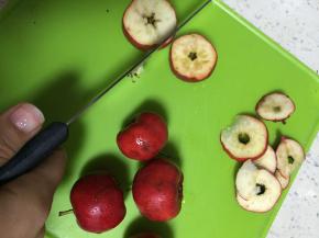 将山楂提前用水浸泡5分钟，洗干净，切去头尾