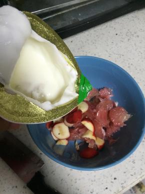 倒入大果粒，口味可以依据自己的喜好