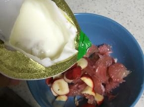 倒入大果粒，口味可以依据自己的喜好