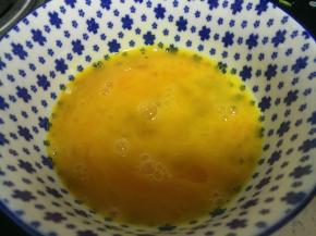 准备鸡蛋，打散加入少量的盐，