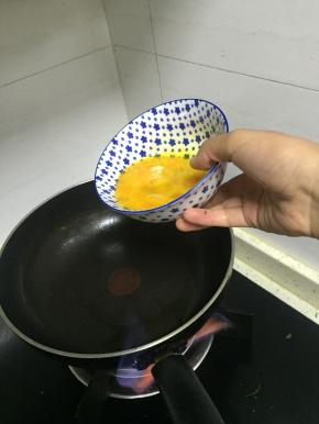 锅里倒入橄榄油，加热，倒入鸡蛋，待成固体状后盛出