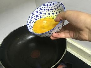 锅里倒入橄榄油，加热，倒入鸡蛋，待成固体状后盛出