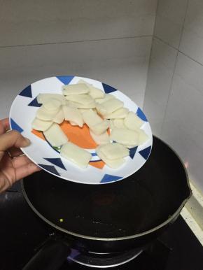 再加入少量橄榄油，把年糕切片倒入，也可以直接买片状年糕，翻炒1-2分钟