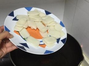 再加入少量橄榄油，把年糕切片倒入，也可以直接买片状年糕，翻炒1-2分钟
