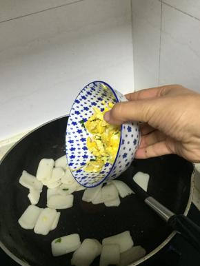 再加鸡蛋，翻炒1-2分钟