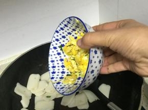 再加鸡蛋，翻炒1-2分钟