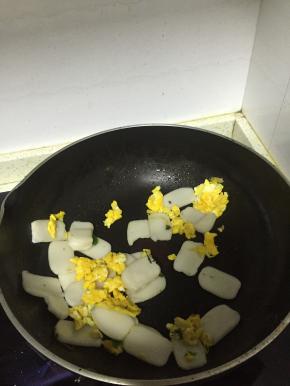 倒入少量水，翻炒5分钟左右，使得年糕软糯，依次加入适量鲜酱油、盐、搅拌均匀