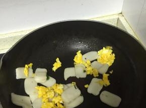 倒入少量水，翻炒5分钟左右，使得年糕软糯，依次加入适量鲜酱油、盐、搅拌均匀