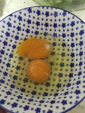 准备鸡蛋，打散加入少量的盐