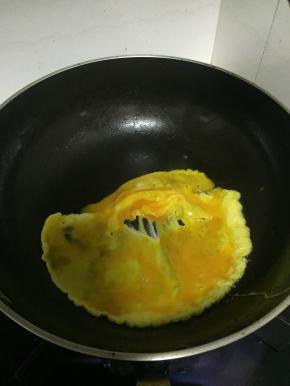 锅里倒入橄榄油，加热，倒入鸡蛋，待成固体状后盛出