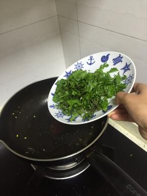 再加入少量橄榄油，把荠菜倒入，翻炒1-2分钟