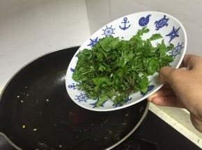 再加入少量橄榄油，把荠菜倒入，翻炒1-2分钟