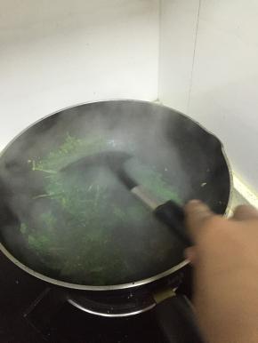 倒入少量水，翻炒3分钟左右，使得荠菜变软
