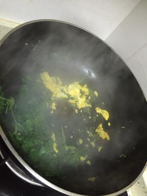 依次加入适量鲜酱油、盐、搅拌均匀，再加鸡蛋，翻炒1-2分钟