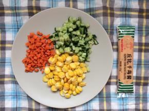 甜玉米粒焯熟晾凉，胡萝卜和黄瓜切成和玉米大小差不多大的小丁。