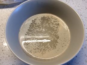 酵母加入温水中静置10分钟。