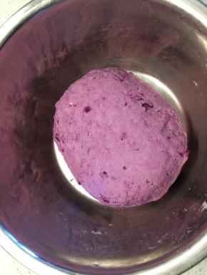 面粉加酵母水搅拌成絮状后揉成表面光滑的面团，紫薯泥加适量面粉和酵母水也揉成一个面团，两个面团都盖上湿布放温暖处发酵至两倍大。