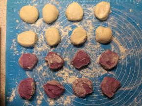 发酵好的面团取出揉至无明显气孔后搓成长条，切成大小一致的剂子。