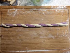 各取一种颜色的剂子搓成一样长度的长条，然后把两种颜色的面条互相缠绕在一起。