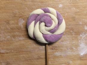 从一头慢慢地盘起来，最后的尾巴压在面团下面。