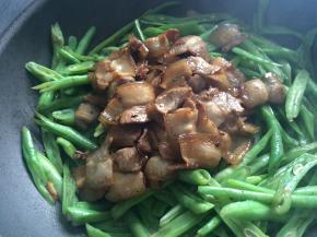 待锅中水开后尝一下咸淡，如不够此时可再加盐调味，将锅中的汤汁舀出备用，锅底剩余汤汁不能超过豆角，将面条均匀铺在豆角上。