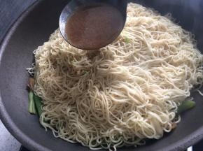 转中火，隔一会儿检查汤汁，汤汁变少就将之前舀出的汤汁均匀浇在面条表面。